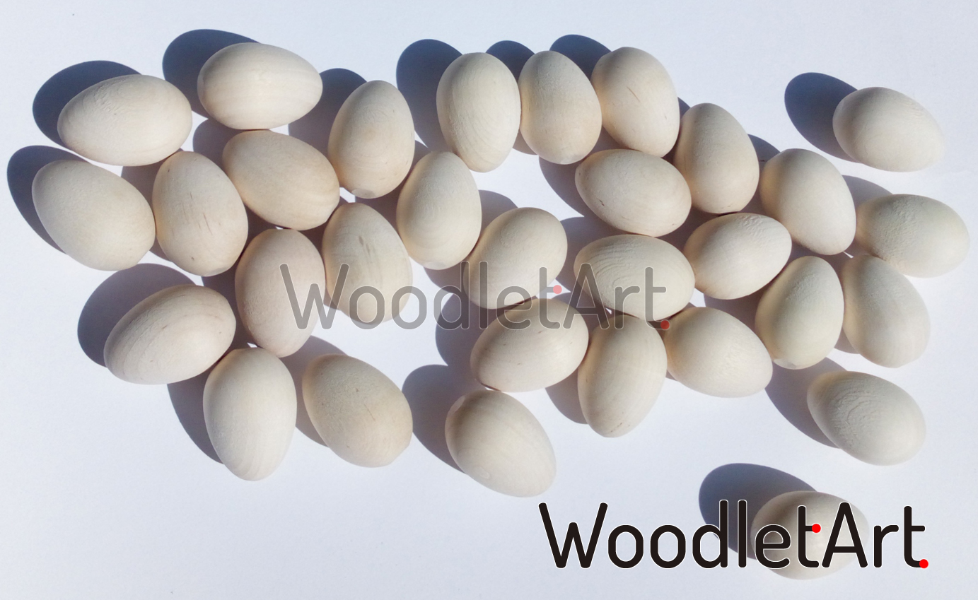 Małe drewniane jajka